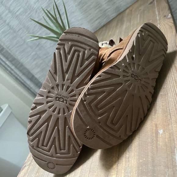 UGG AUSTRALIA Women’s BAILEY BOW II Size 8 - Picture 3 of 9